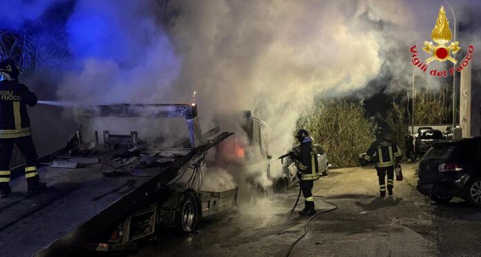 Incendio nella notte a Santa Marinella: coinvolti due veicoli