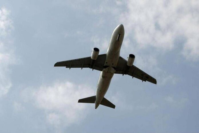 Compagnie aeree a caccia di migliaia di piloti, hostess e tecnici