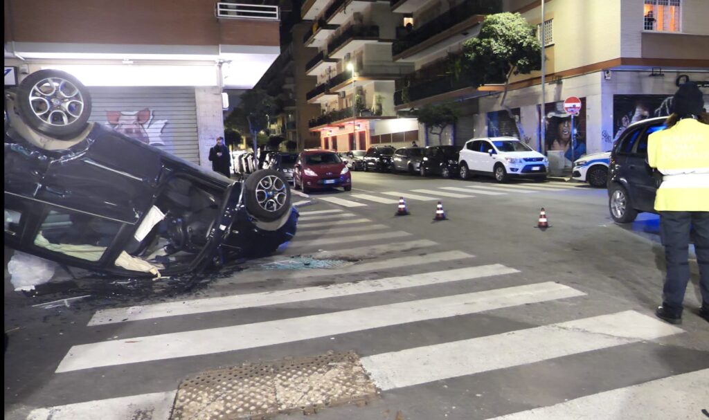 Grave incidente stradale a Ostia: auto si ribalta, ambulanza sul posto (VIDEO) 2