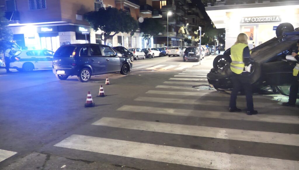 Grave incidente stradale a Ostia: auto si ribalta, ambulanza sul posto (VIDEO) 1