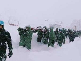 India, almeno 41 operai intrappolati sotto una valanga nell’Himalaya