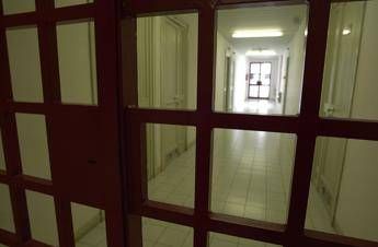 Prato, ebbe un figlio con l’allievo: la donna deve restare in cella