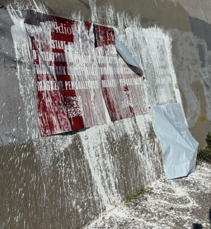 Villa Pamphilj di nuovo nel mirino dei vandali: manifesti abusivi e vernice sulle mura perimetrali 1 Villa Pamphilj di nuovo nel mirino dei vandali: manifesti abusivi e vernice sulle mura perimetrali 1