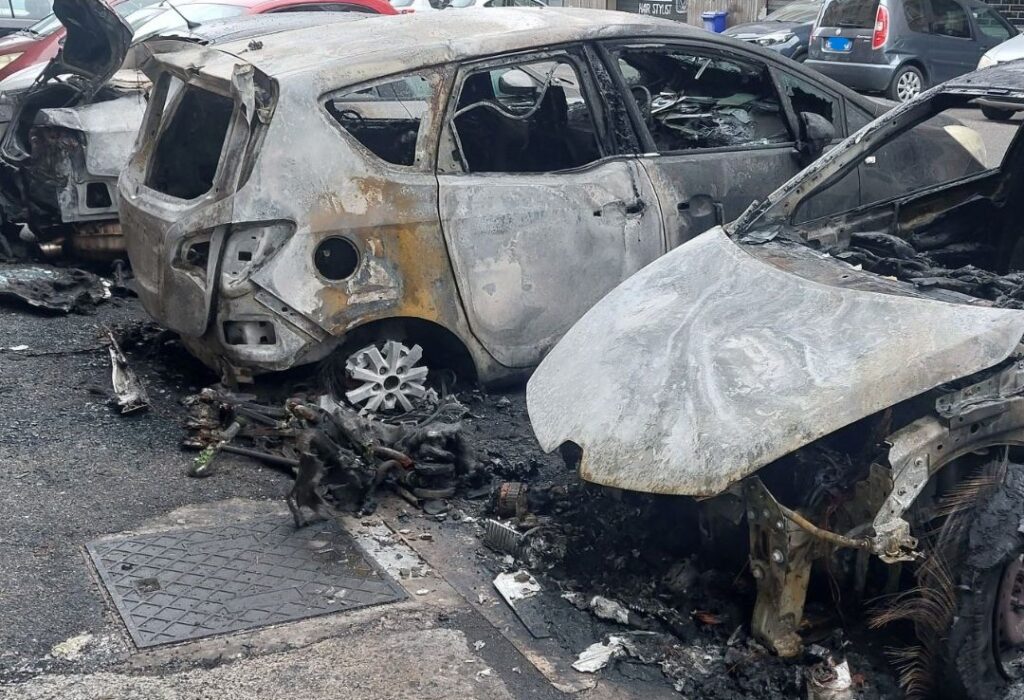 Incendio auto a Ostia: vetture distrutte dalle fiamme nella notte