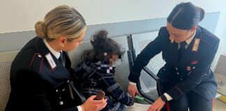 Partono da Termini e lasciano bimba di 3 anni al binario 1: salvata dai carabinieri