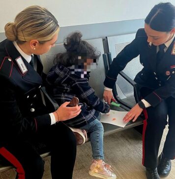 Partono da Termini e lasciano bimba di 3 anni al binario 1: salvata dai carabinieri