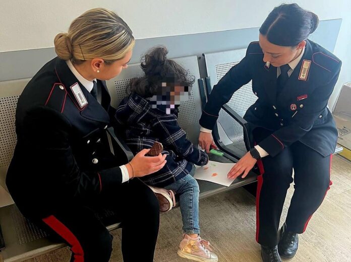 bambina copertina Partono da Termini e lasciano bimba di 3 anni al binario 1: salvata dai carabinieri