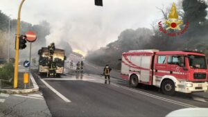 Roma, bus a fuoco in zona Portuense: mezzo distrutto dalle fiamme 1