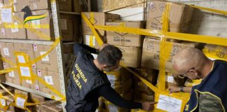 Blitz della Guardia di Finanza: tra i 130mila articoli contraffatti anche santini, rosari e immagini sacre