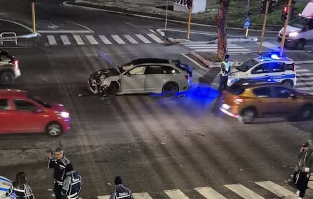 Roma, incidente coinvolge una pattuglia della Polizia Locale: due vigili urbani estratti dai pompieri 1 Roma, incidente coinvolge una pattuglia della Polizia Locale: due vigili urbani estratti dai pompieri 1