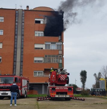 Ostia, incendio in una palazzina delle case popolari