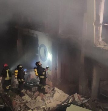 Campagnano, esplosione in una casa: una persona ferita gravemente, estratti vivi due cani