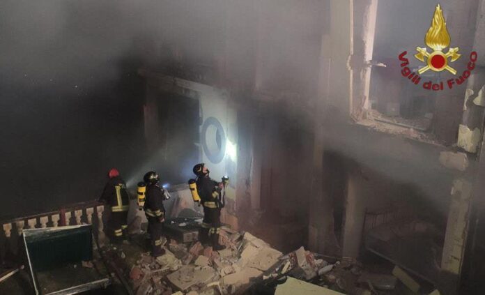 Campagnano, esplosione in una casa: una persona ferita gravemente, estratti vivi due cani