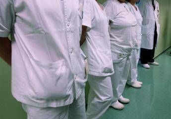 Medici pagano 4 mld di Irpef, sindacato Cimo: “Stipendi bassi e fuga all’estero”
