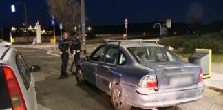 Positivo all’alcol causa incidenti sulla Litoranea, minaccia gli automobilisti: bloccato dai vigili (VIDEO)