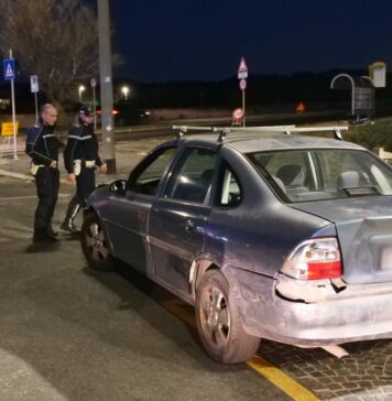 Positivo all’alcol causa incidenti sulla Litoranea, minaccia gli automobilisti: bloccato dai vigili (VIDEO)