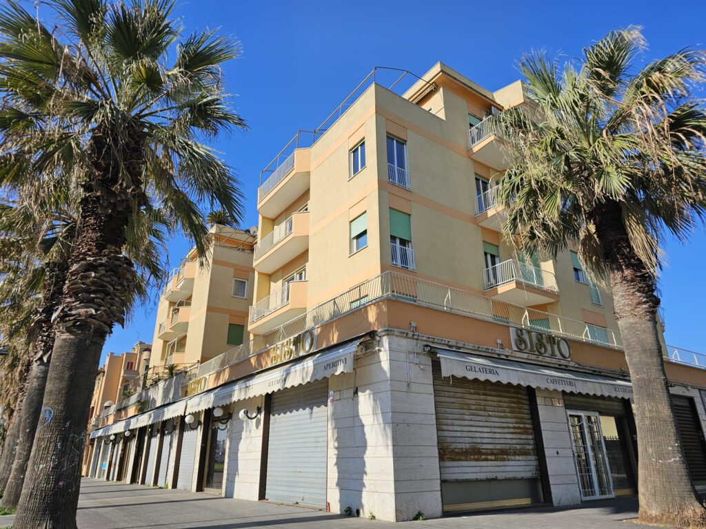 Cambio di passo a piazza Anco Marzio: nel salotto di Ostia sbarca un ex balneare 1