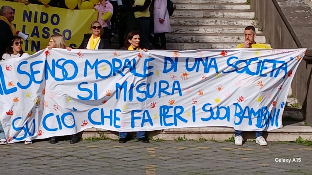 Al grido “Asili Nido al collasso” è scattata la protesta dell'Onda Gialla contro il Campidoglio (VIDEO) 1