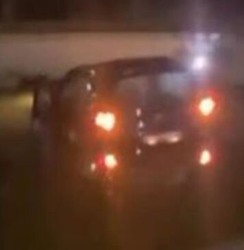 Incidente all'Axa: finisce con l'auto nella fontana