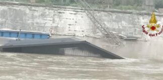Roma, affonda nel Tevere barcone galleggiante