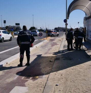 Ostia, cade dalla bici sulla pista ciclabile invasa dalla sabbia: rianimazione per un ciclista