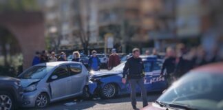 Terribile incidente tra due auto a Ostia: coinvolta una vettura della Polizia di Stato