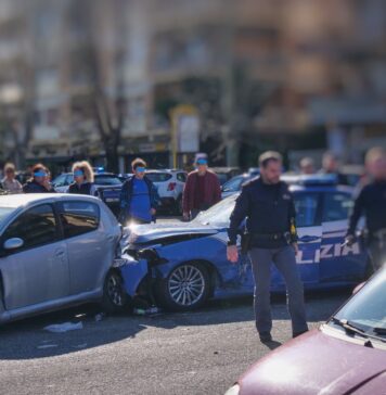 Terribile incidente tra due auto a Ostia: coinvolta una vettura della Polizia di Stato