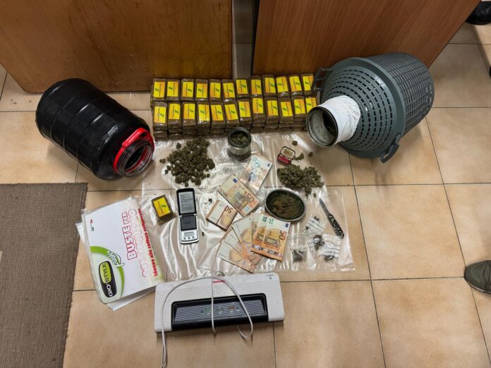 droga polizia ostia Infernetto, il cane Faro non si lascia stordire e sniffa 9 kg di droga tra le damigiane di vino