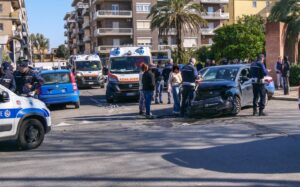 Terribile incidente tra due auto a Ostia: coinvolta una vettura della Polizia di Stato (VIDEO) 1 Terribile incidente tra due auto a Ostia: coinvolta una vettura della Polizia di Stato (VIDEO) 1