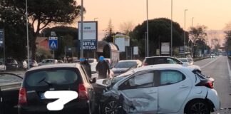 Incidente sulla via del Mare, strada chiusa e traffico deviato