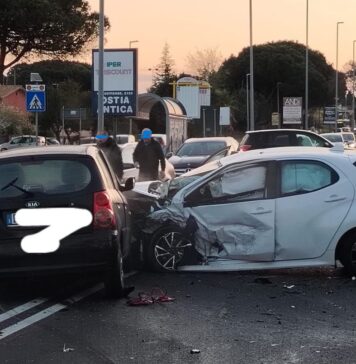 Incidente sulla via del Mare, strada chiusa e traffico deviato