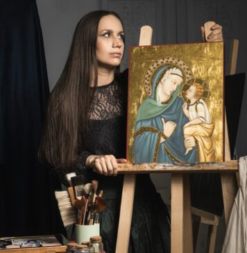 Ostia, in mostra le opere di Serena Ingham, tra arte sacra e bizantinismi