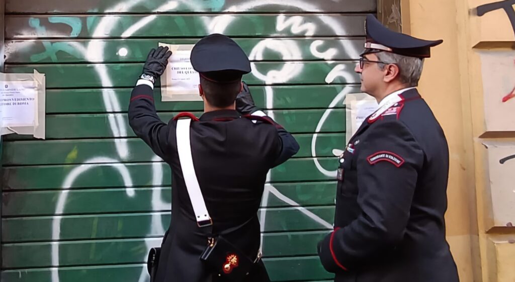 Smartphone rubati in vetrina all'Esquilino, licenza sospesa 1
