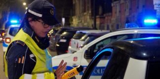Roma, urta la pattuglia della Polizia Locale e poi prosegue la corsa: denunciato