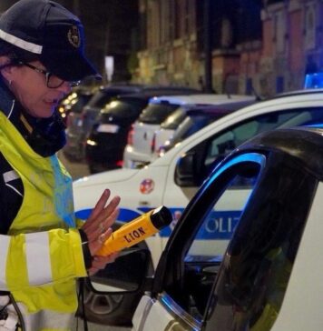 Roma, urta la pattuglia della Polizia Locale e poi prosegue la corsa: denunciato