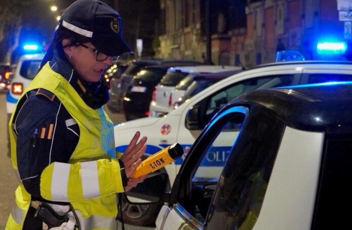 polizia locale copertina Roma, urta la pattuglia della Polizia Locale e poi prosegue la corsa: denunciato