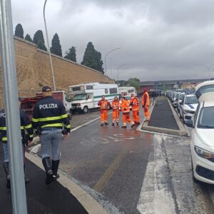 Roma, a Tiburtina sgomberati camper e roulotte dal parcheggio vicino al Verano (FOTO) 2 Roma, a Tiburtina sgomberati camper e roulotte dal parcheggio vicino al Verano (FOTO) 2