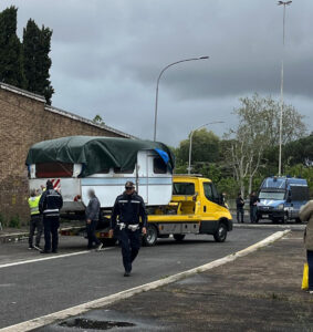 Roma, a Tiburtina sgomberati camper e roulotte dal parcheggio vicino al Verano (FOTO) 1 Roma, a Tiburtina sgomberati camper e roulotte dal parcheggio vicino al Verano (FOTO) 1