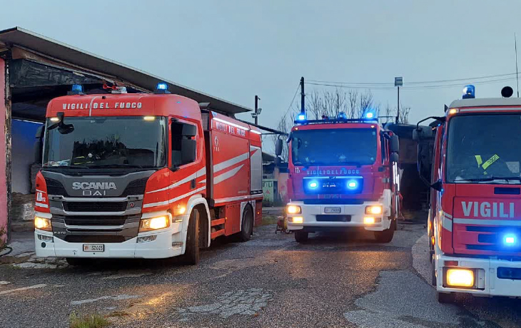 Incendio all'alba a Roma est: fiamme divampano in un enorme magazzino edile in abbandono 1 Incendio all'alba a Roma est: fiamme divampano in un enorme magazzino edile in abbandono 1