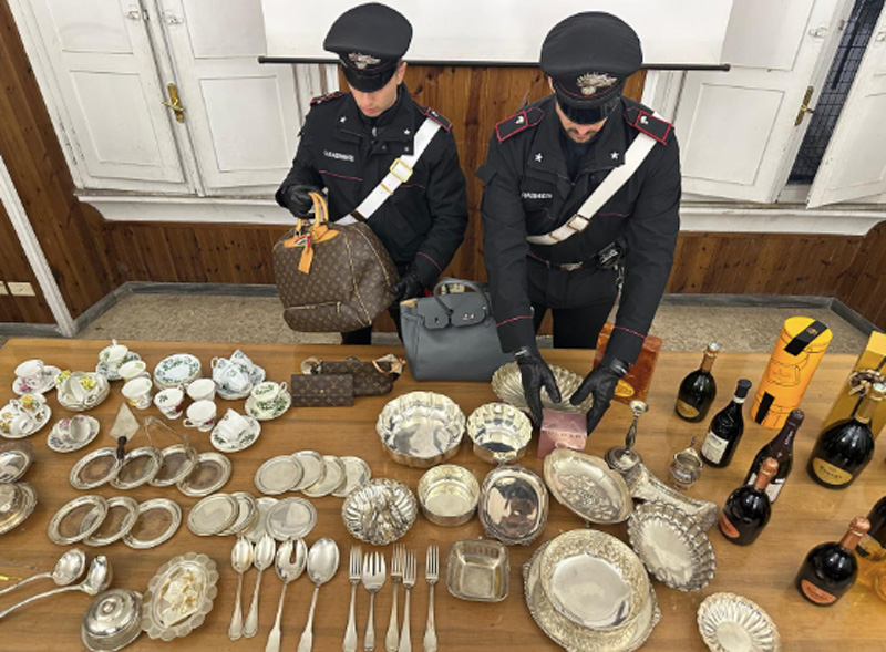 Banda di ladri in azione a Piazza di Spagna: colpo da 150mila euro passando dai tetti 1