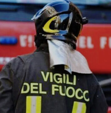 Roma, esplosione notturna in un’attività commerciale a Casal Bruciato: incendio devasta locali, vetrine e auto