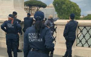 Minaccia di gettarsi da Ponte Sant’Angelo: polizia locale e sanitari del 118 sul posto 1 Minaccia di gettarsi da Ponte Sant’Angelo: polizia locale e sanitari del 118 sul posto 1
