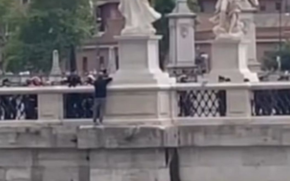 a ponte sant angelo minaccia di uccidersi