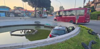 Incidente all'Axa, auto finisce nella fontana