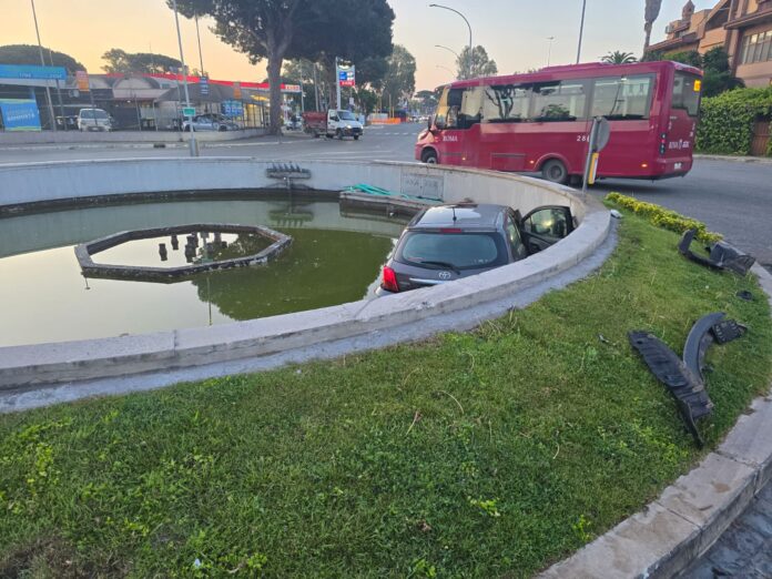 Incidente all'Axa, auto finisce nella fontana