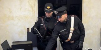 Ostia, blitz dei carabinieri nel "fortino": arresti per droga e armi