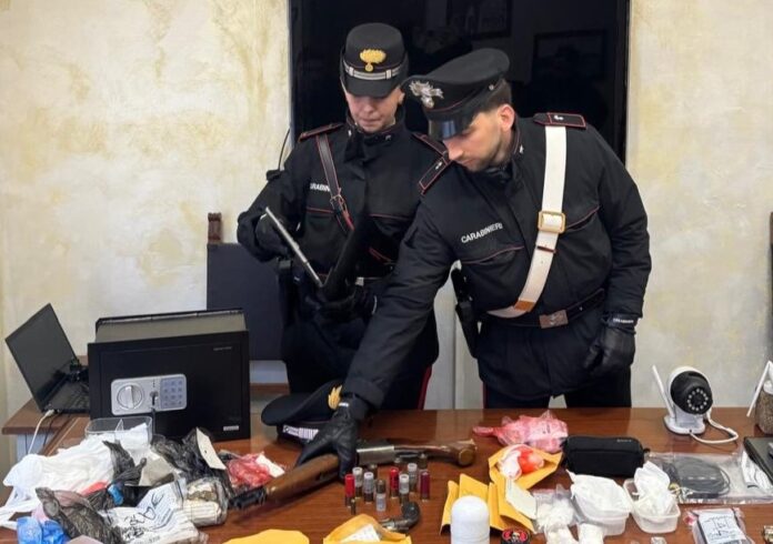 Ostia, blitz dei carabinieri nel "fortino": arresti per droga e armi