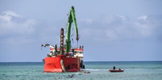 Ostia, dopo il maltempo la draga riprende i lavori per ricostruire le spiagge erose (FOTO)