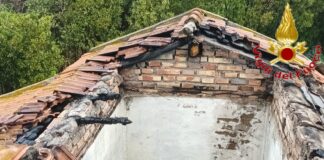 Paura a Civitavecchia, incendio coinvolge casale in zona Polveriera