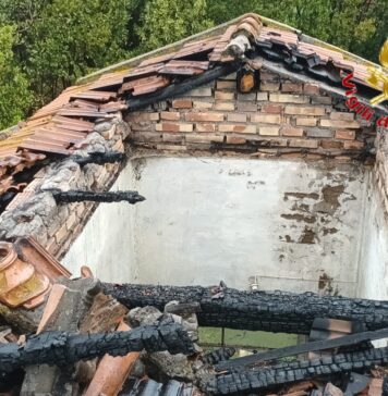 Paura a Civitavecchia, incendio coinvolge casale in zona Polveriera